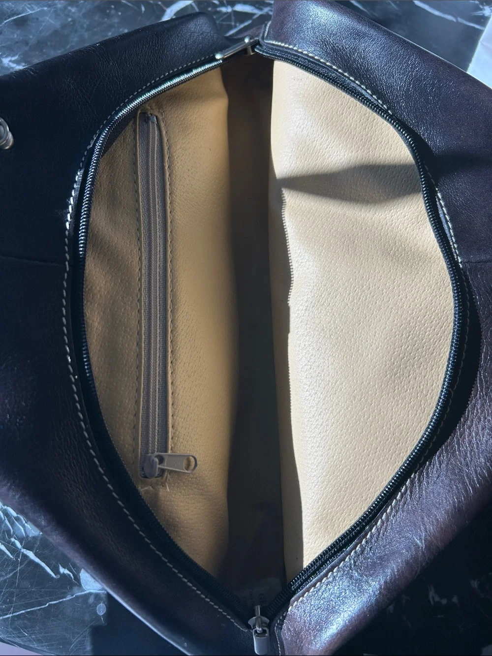 Vintage-Inspired Brown Leather Ring-Handle Bag - Picture 4 of 6